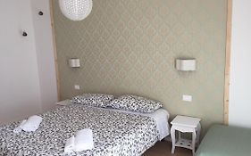 Dante Rooms And Apartment
